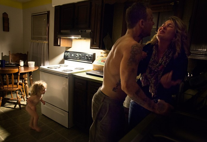  Discussão entre Shane e Maggie enquanto a filha entra na cozinha, Lancaster, EUA